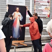 ▲	Wczasowicze dotykali wizerunku Miłosiernego, modlili się przy nim.