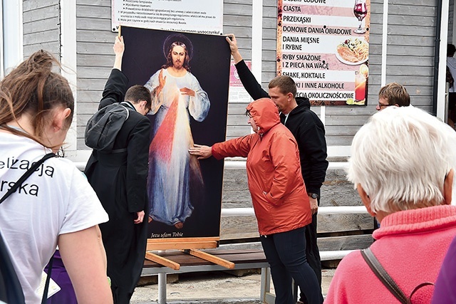 ▲	Wczasowicze dotykali wizerunku Miłosiernego, modlili się przy nim.