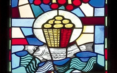 ▲	Ryba z koszem chlebów – symbol Eucharystii. Witraż w kościele św. Małgorzaty w Bytomiu.