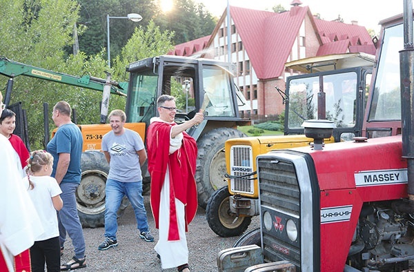 Po błogosławieństwie kolumna aut i maszyn  przejechała przez miejscowość.