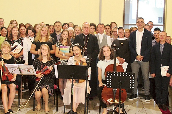 Uczestnicy pierwszej edycji zagrali i zaśpiewali podczas liturgii.