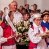 W procesji z darami został złożony nowy ornat – dar od senator  Bogusławy Orzechowskiej.