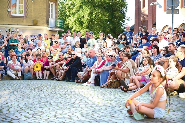 Każdego dnia ludzie gromadzili się przed sceną, by wysłuchać kolejnych występów.