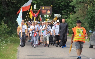 Kaszubską pielgrzymkę można na trasie poznać po żółto-czarnych barwach i ...szybkim tempie marszu.