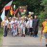 Kaszubską pielgrzymkę można na trasie poznać po żółto-czarnych barwach i ...szybkim tempie marszu.