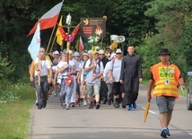 Kaszubską pielgrzymkę można na trasie poznać po żółto-czarnych barwach i ...szybkim tempie marszu.