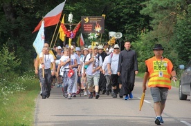 Kaszubską pielgrzymkę można na trasie poznać po żółto-czarnych barwach i ...szybkim tempie marszu.