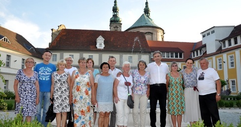 On wciąż stoi w mundurze i się uśmiecha