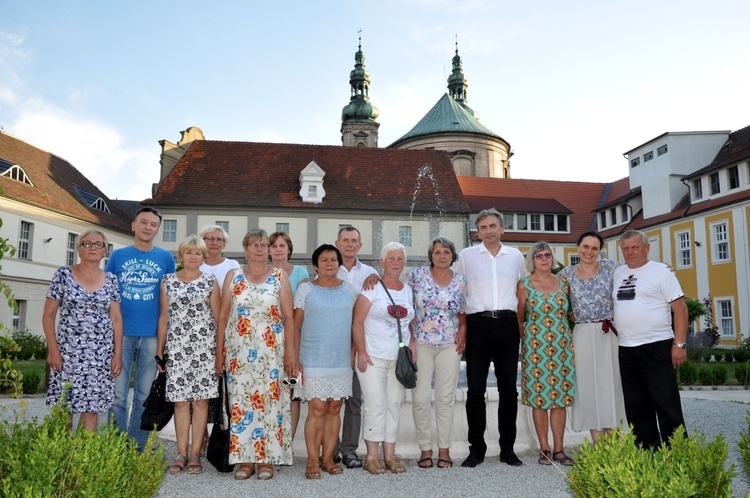 On wciąż stoi w mundurze i się uśmiecha