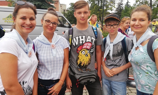 Piesza pielgrzymka rybnicka wyruszyła na Jasną Górę [ZDJĘCIA]