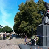 Kardynał Kazimierz Nycz złożył wieńce przed pomnikiem Prymasa Tysiąclecia przy Krakowskim Przedmieściu.