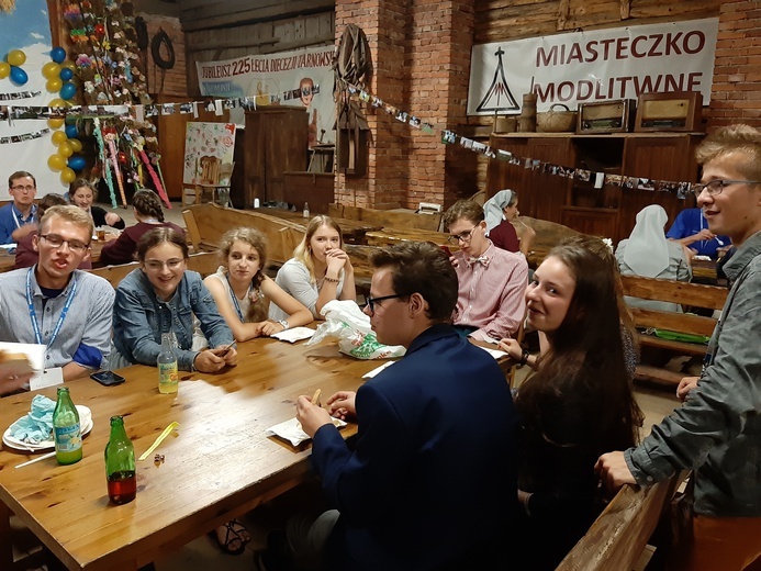 Zabawa. 10 lat Miasteczka Modlitewnego
