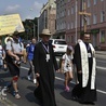 Na czele pielgrzymki przy wyjściu ze Świdnicy stanęli bp Ignacy Dec wraz z ks. Krzysztofem Iwaniszynem, nowym przewodnikiem głównym pielgrzymki.