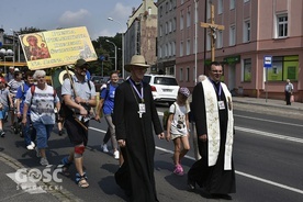 Na czele pielgrzymki przy wyjściu ze Świdnicy stanęli bp Ignacy Dec wraz z ks. Krzysztofem Iwaniszynem, nowym przewodnikiem głównym pielgrzymki.