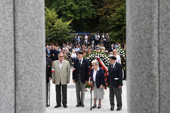 Uroczystości przed pomnikiem Polskiego Państwa Podziemnego i AK