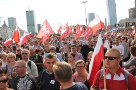 Białe-czerwone flagi, opaski, kotyliony, a nawet wianki we włosach kobiet były dowodem dumy z powstańczego zrywu.