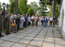 Na modlitwę przy grobie bp. Edwarda Materskiego, uczestnika powstania warszawskiego, w godzinie "W" zaprosił Klub Inteligencji Katolickiej.