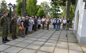 Na modlitwę przy grobie bp. Edwarda Materskiego, uczestnika powstania warszawskiego, w godzinie "W" zaprosił Klub Inteligencji Katolickiej.