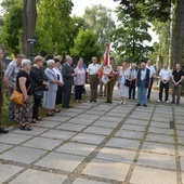 Na modlitwę przy grobie bp. Edwarda Materskiego, uczestnika powstania warszawskiego, w godzinie "W" zaprosił Klub Inteligencji Katolickiej.