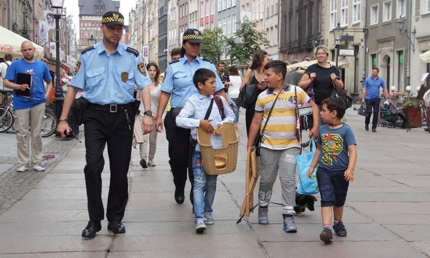 Widząc osoby proszące o pieniądze, a szczególnie dzieci, trzeba reagować i zgłosić ten fakt policji - 997 lub Straży Miejskiej - 986.