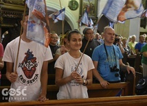 Grupa czwarta obrała sobie za patrona św. Jana Pawła II. Jest on obecny nie tylko w relikwiach, ale i na flagach, które mają ze sobą.