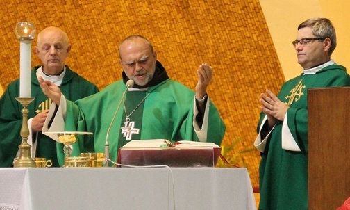 Z bp. Kusym przy ołtarzu stanęli ks. prałat Stanisław Wawrzyńczyk i ks. Janusz Talik.