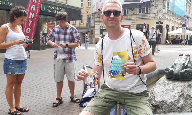 Katowice: akcja wspierania pszczół na ul. Stawowej
