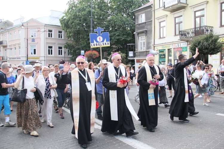 Pielgrzymów odprowadzali lubelscy biskupi.