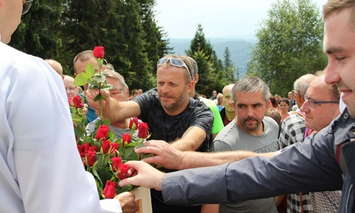 Mężowie za chwilę podarują róże swoim żonom.
