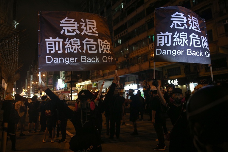 W Hongkongu kolejny wieczór protestów; policja znów użyła gazu łzawiącego