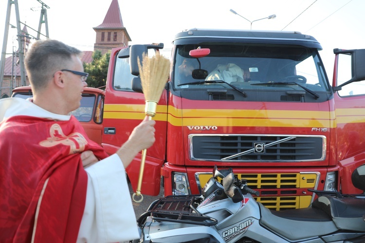 Potężne pojazdy na kościelnym parkingu pobłogosławił o. Krzysztof Ruszel OP.