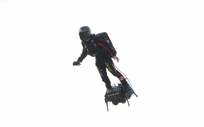"Latający człowiek" przeleciał nad La Manche na flyboardzie