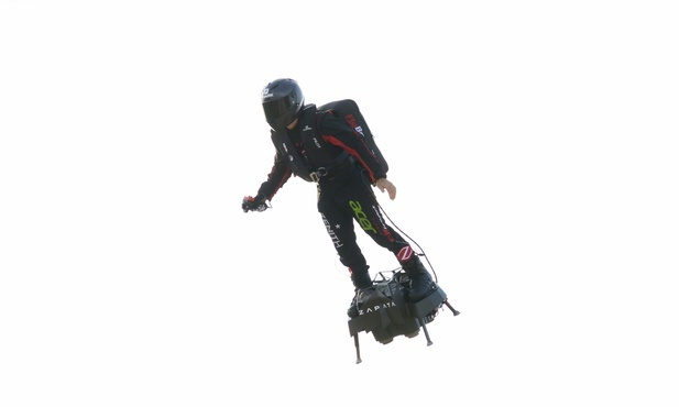"Latający człowiek" przeleciał nad La Manche na flyboardzie