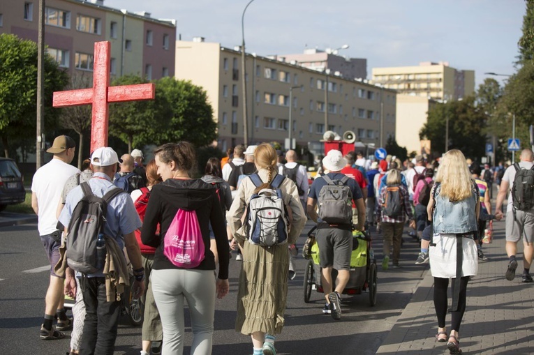 Ks. Jan Sikorski do pielgrzymów: Jesteście jak powstańcy. Waszą bronią różaniec