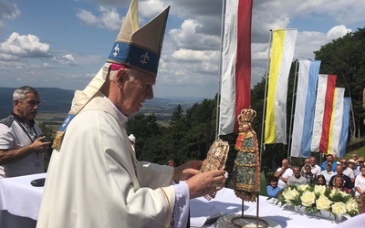 Biskup osobiście nałożył nową szatę Marii Śnieżnej.