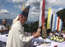 Biskup osobiście nałożył nową szatę Marii Śnieżnej.