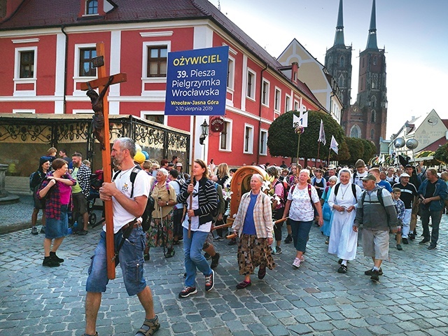 ▲	Pierwsze dni wędrowania przypadły na weekend, dlatego frekwencja podczas wyjścia z Wrocławia była bardzo wysoka.