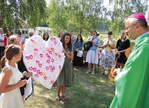 28 lipca placówkę odwiedził bp Tadeusz Lityński.  Na rozpoczęcie niedzielnej Mszy św. otrzymał od uczestników wielkie serce i zapewnienie o modlitwie.