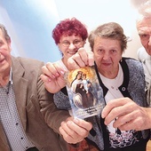 ◄	Parzyczanie pokazują obrazek z reprodukcją „ich” Matki Bożej.