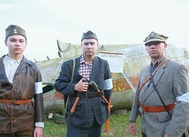 Zabawa. Rekonstruktorzy z SRH Wrzesień 39 przy historycznym samolocie. Z prawej Jacek Skrabot.