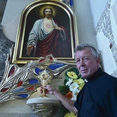 Ksiądz Franciszek Cieśla przy bocznym ołtarzu i relikwiach św. Maksymiliana.