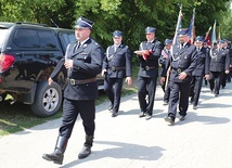 ▲	Przemarsz druhów ochotników podczas gminnego święta.