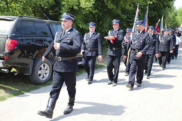 ▲	Przemarsz druhów ochotników podczas gminnego święta.