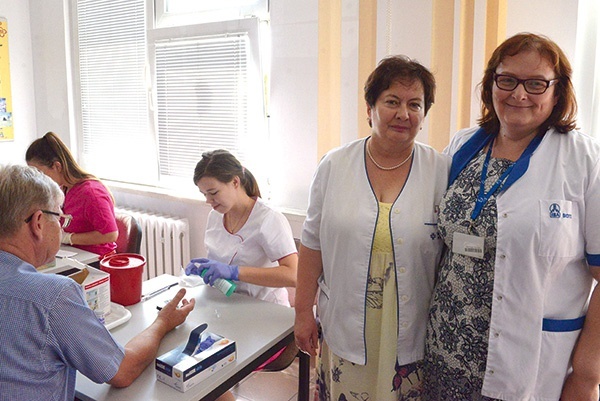 ▲	Porad udzielały Ewa Golonka (z lewej) i Barbara Majchrzak.