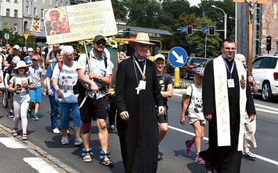 Biskup Ignacy jak co roku odprowadził pielgrzymów do granic biskupiego miasta, a później dołączył do nich w Pieszycach.