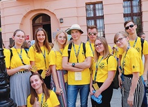 Stypendyści diecezji świdnickiej w czasie zwiedzania miasta.