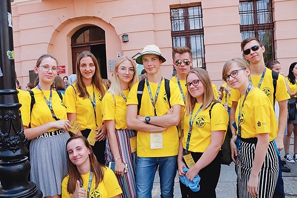 Stypendyści diecezji świdnickiej w czasie zwiedzania miasta.