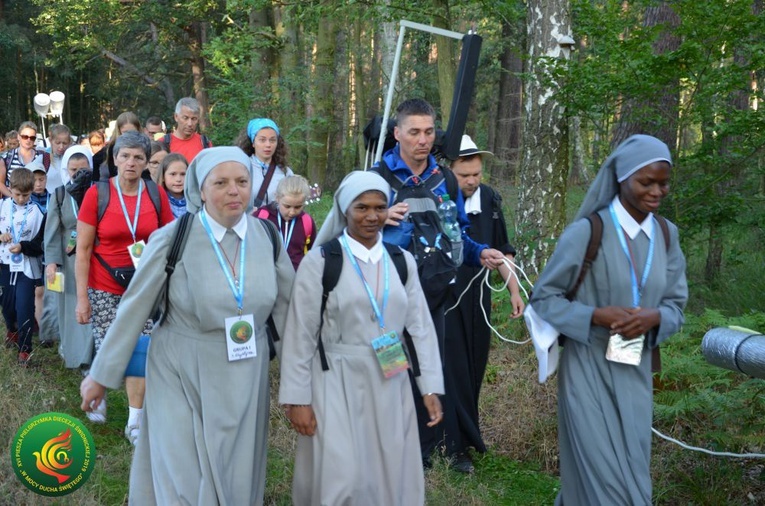 Do pielgrzymów dołączyły siostry z Nigerii i Indii.