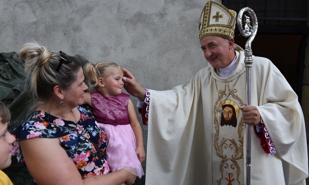 Biskup Jeż błogosławił dzieci.