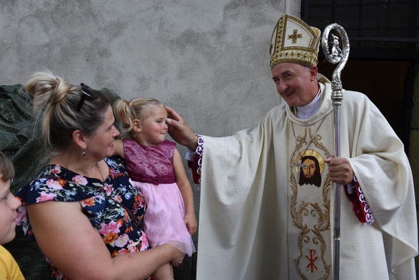 Biskup Jeż błogosławił dzieci.